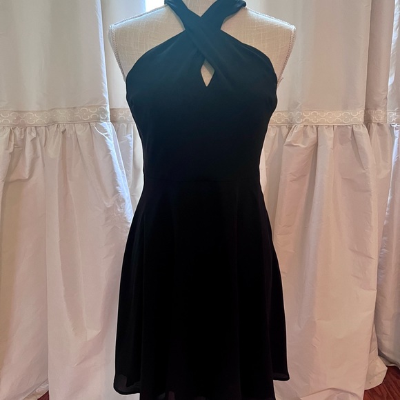 Express woman’s size 4 little black twist front dress - Picture 3 of 5